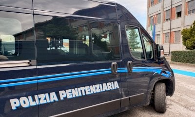 Il detenuto cerca di aggredire la dottoressa, un agente la soccorre e viene preso a pugni