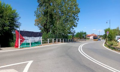 Spunta una grande bandiera della Palestina all’ingresso di Cuneo