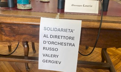 Cuneo, Beppe Lauria porta in municipio la solidarietà con Valerij Gergiev