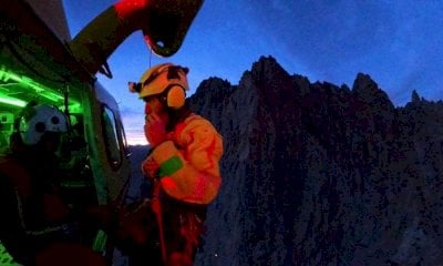 Due scalatori bloccati sulla parete, l’elisoccorso arriva in volo notturno
