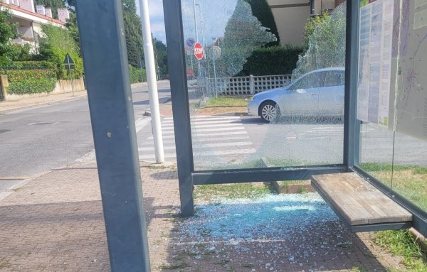 L'atto vandalico in via Torre Allera
