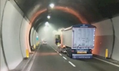 Brucia la motrice di un camion in galleria, caos sulla A6