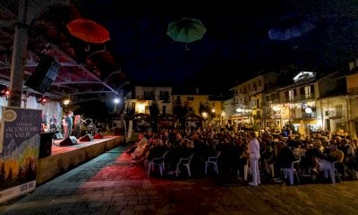 I Khorakhanè “incendiano” Vernate con il loro omaggio a Fabrizio de André