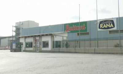 Tre dita amputate a un 19enne precario della “Rana”. I sindacati: “Ora assumetelo”
