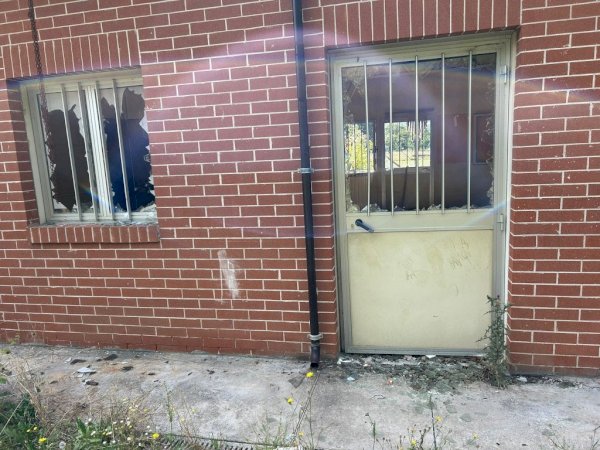 Il degrado del campo sportivo al Parco della Gioventù