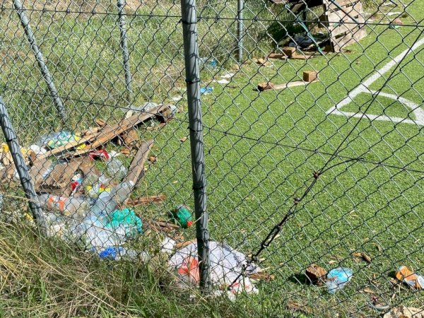 Il degrado del campo sportivo al Parco della Gioventù