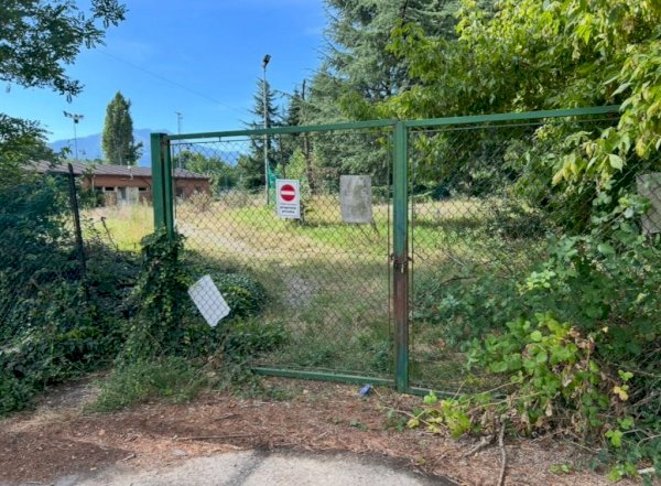 Il degrado del campo sportivo al Parco della Gioventù