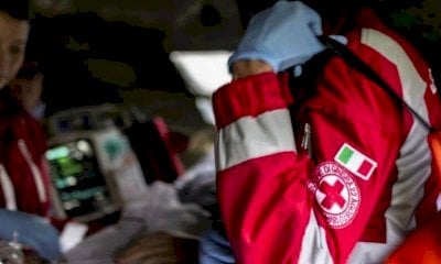Auto contro moto sulla Statale 28, muore un centauro