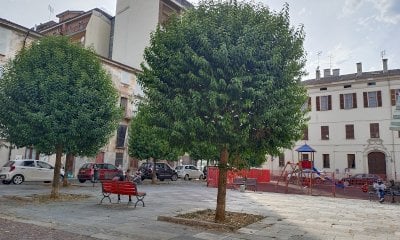 Brutte frequentazioni nel parco giochi di largo Caraglio, il Comune vuole l’ordinanza anti-alcol