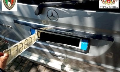 Copre la targa dell'auto con del nastro, fermato dalla Polizia Locale a Bra