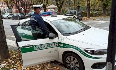 Vandali in scena a Mondovì: c’è chi defeca davanti a un negozio e chi si porta via i fiori del Comune