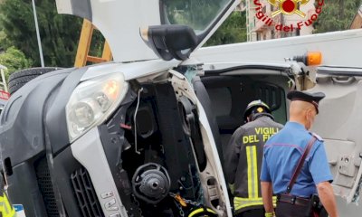 Furgone si ribalta sulla rotonda delle Alpi Marittime a Borgo San Dalmazzo, un ferito
