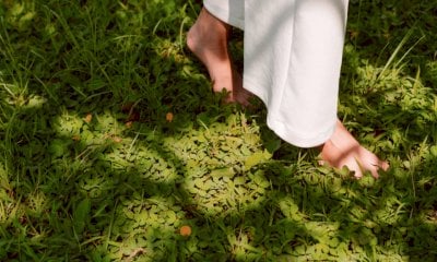 Piedi nudi e salute: l’estate è il momento ideale per ritrovare connessione e stabilità