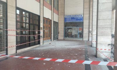 Cuneo, distacco di mattoni e calcinacci sotto i portici di via XX Settembre