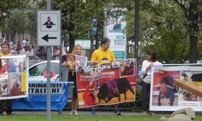 Ad Alba striscioni contro la corrida mentre passa la Vuelta: 
