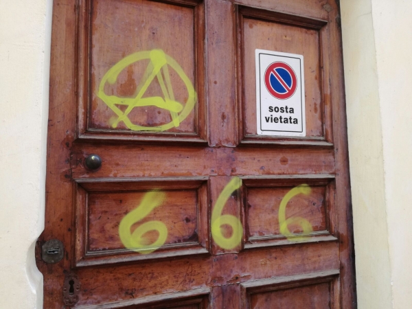 Scritte sataniche sulla porta di Santa Chiara, presi di mira dai vandali anche negozi, scuole e automobili (LE IMMAGINI)