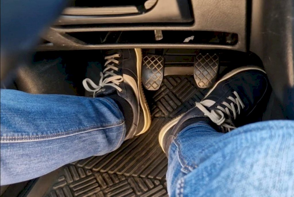 Uno scambio di scarpe dopo l’incidente per mentire su chi era alla guida