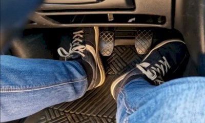 Uno scambio di scarpe dopo l’incidente per mentire su chi era alla guida