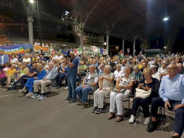 Il pubblico riunito in piazza Giolitti