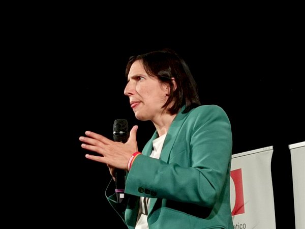 Elly Schlein dal palco della festa dell'Unità a Bra