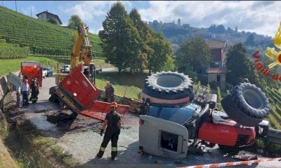Trattore ribaltato in strada a Monforte d’Alba, ferito il conducente