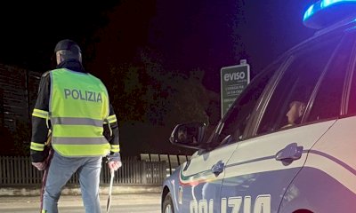 Fermati sulla A6, sull'auto oltre sessanta bottiglie di alcolici: denunciati per ricettazione