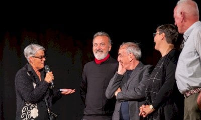 Franco Arminio torna “a casa”: applausi, lacrime e musica per il paesologo a Dronero 
