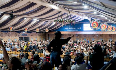 Oktoberfest Cuneo continua tra live show, sfide tra boscaioli, balli e magia