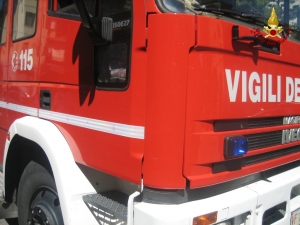 La stufa va a fuoco, i proprietari buttano la bombola che esplode nel giardino