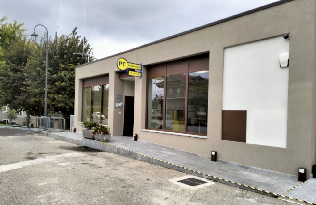 Castiglione Falletto, rinnovato l’ufficio postale dopo gli interventi Polis