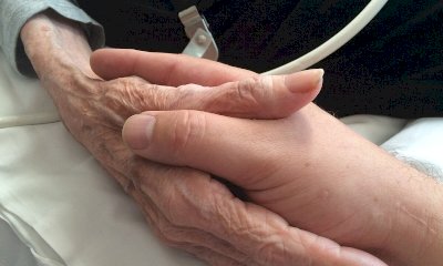 L’anziana madre è in ospedale, lui non torna: ora è accusato di abbandono