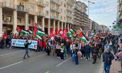 Un fiume di persone in corteo per Gaza a Cuneo