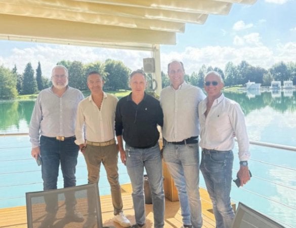  Nella foto Bruno Alesso (secondo da destra) con alcuni imprenditori e alcuni dei suoi collaboratori