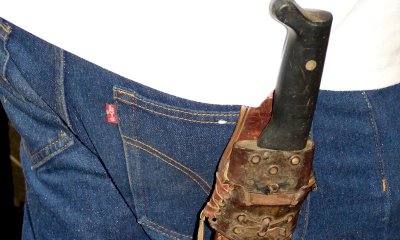 Puntò un coltello alla gola di un pensionato, un saluto all’amico incastra il rapinatore