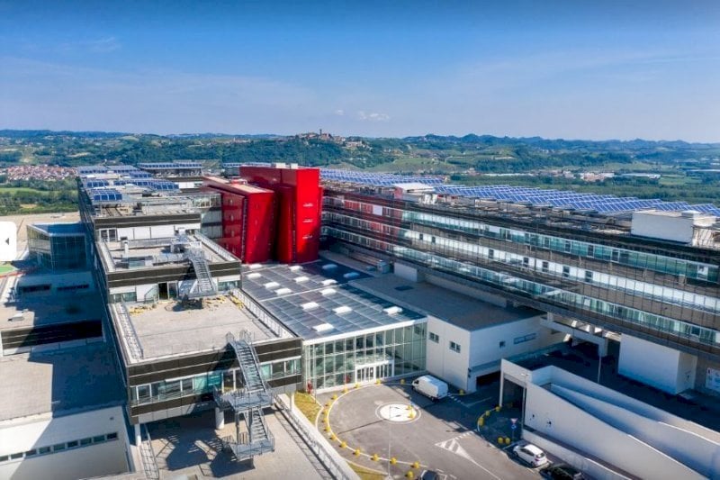 Ospedale di Verduno, un lettino per fototerapia e un respiratore dall'associazione "Regala un Sorriso"