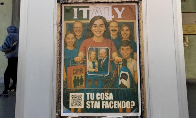 “Tu cosa stai facendo?”: i manifesti contro