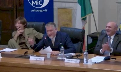 Lo show del ministro Giuli: annuncia Alba capitale dell’arte canticchiando Vasco