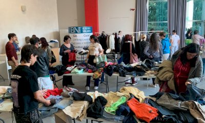 Savigliano, trecento passaggi e migliaia di abiti scambiati allo Swap party di Oasi Giovani