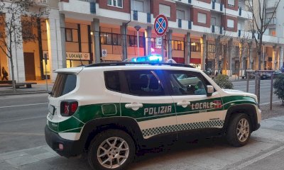 Ubriaco aggredisce una coppia, fermato dalla Polizia Locale in corso Giolitti