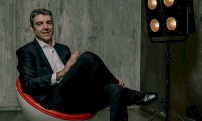 Federico Basso testimonial di Barolo en Primeur 2025: la comicità al servizio della solidarietà