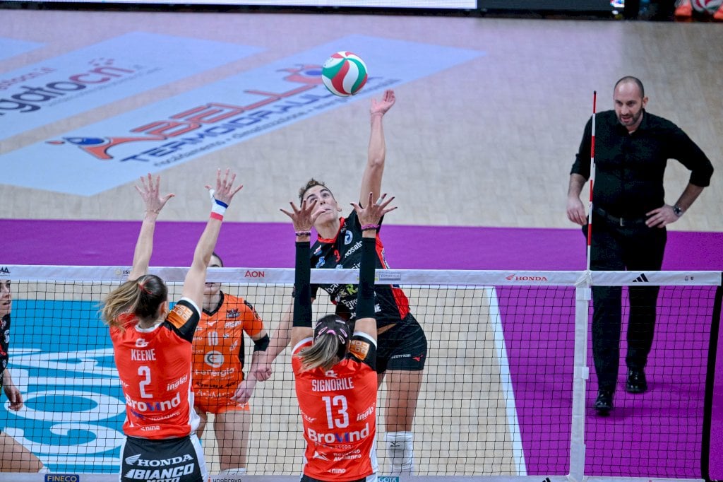 Volley A1/F, Cuneo se la gioca ma esce sconfitta in casa contro Perugia al tie break