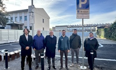 Alba: aperto il nuovo parcheggio di via Liberazione grazie alla collaborazione con Banca d’Alba