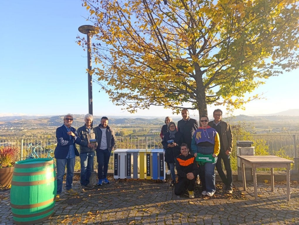 Alba: sul Belvedere a Scaparoni nuovi cassonetti in legno per la raccolta differenziata