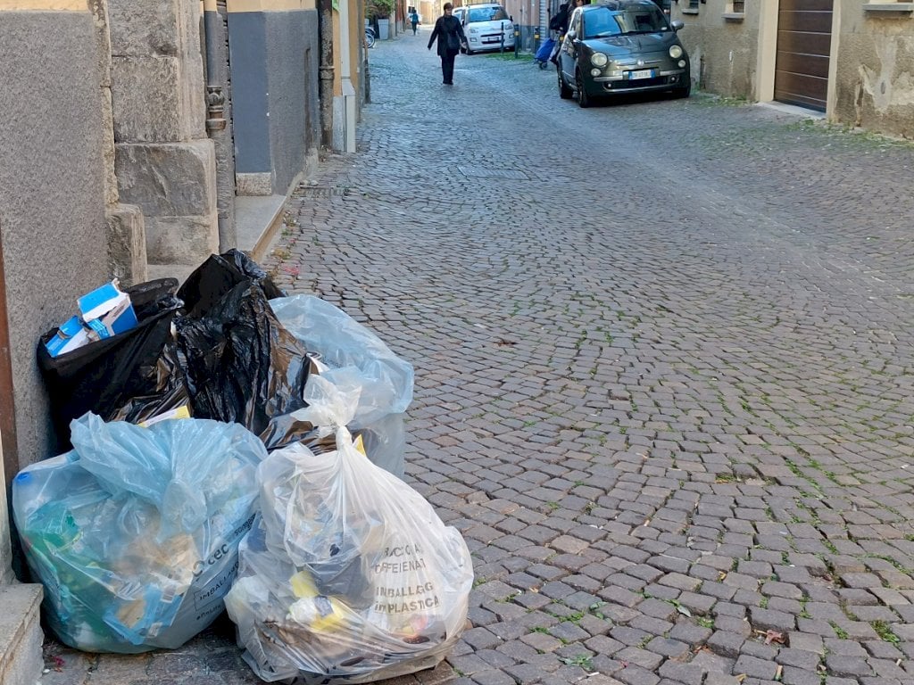 Troppi rifiuti abbandonati in Cuneo vecchia, il “porta a porta” è sotto accusa