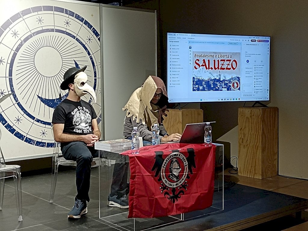 Tra meme e risate, Feudalesimo e Libertà porta a Saluzzo la sua “Divina Commedia”