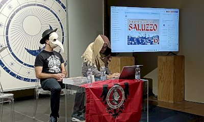 Tra meme e risate, Feudalesimo e Libertà porta a Saluzzo la sua “Divina Commedia”