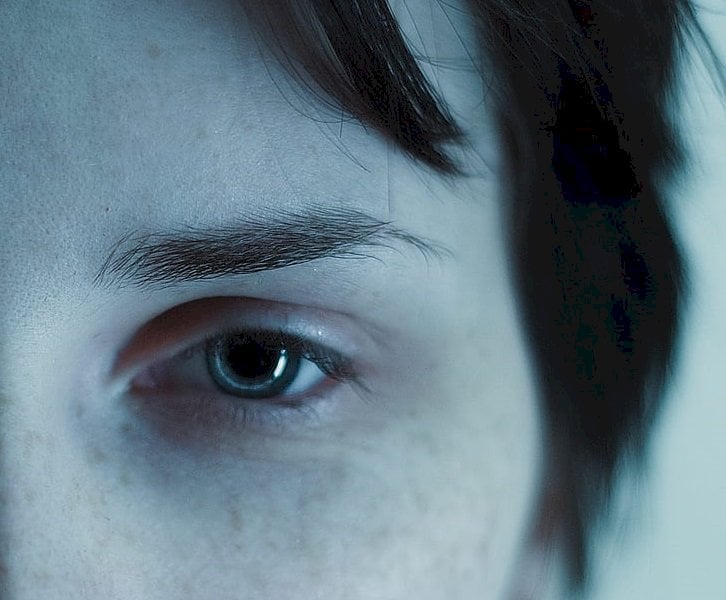 Violentava da mesi la badante della madre: “Se mi lasci uccido i tuoi figli”