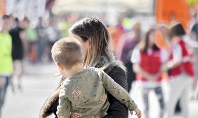 Afferra la moglie per i capelli e cerca di portarle via il figlio, ora è accusato di maltrattamenti