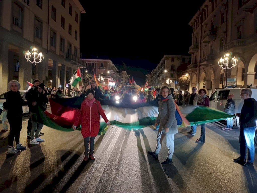 Gaza ancora sotto le bombe, Cuneo torna in piazza: "La tregua è una menzogna"