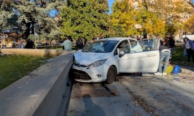 Perde il controllo dell'auto e va a sbattere contro la fontana di piazzale della Libertà
